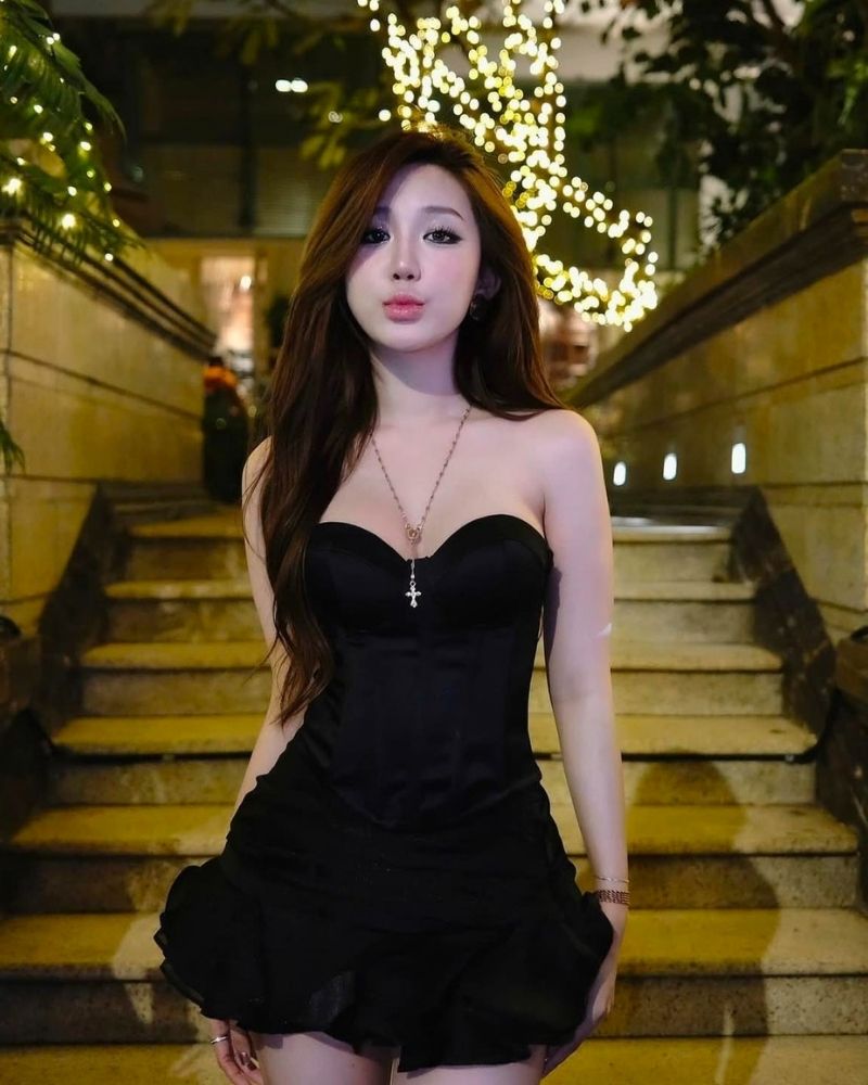 Gái xinh nhảy sexy mặc váy ngắn đen dưới cầu thang Gái xinh nhảy sexy mặc váy ngắn đen dưới cầu thang
