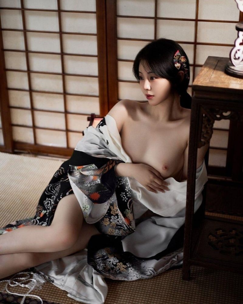 Gái xinh nude mặc kimono lộ vú hồng xinh
