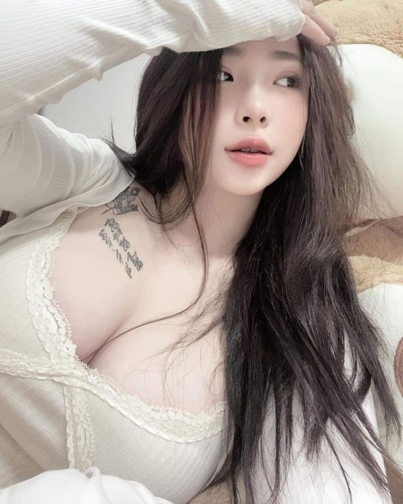 Ảnh gái xinh tự sướng khoe ngực to nằm trên giường