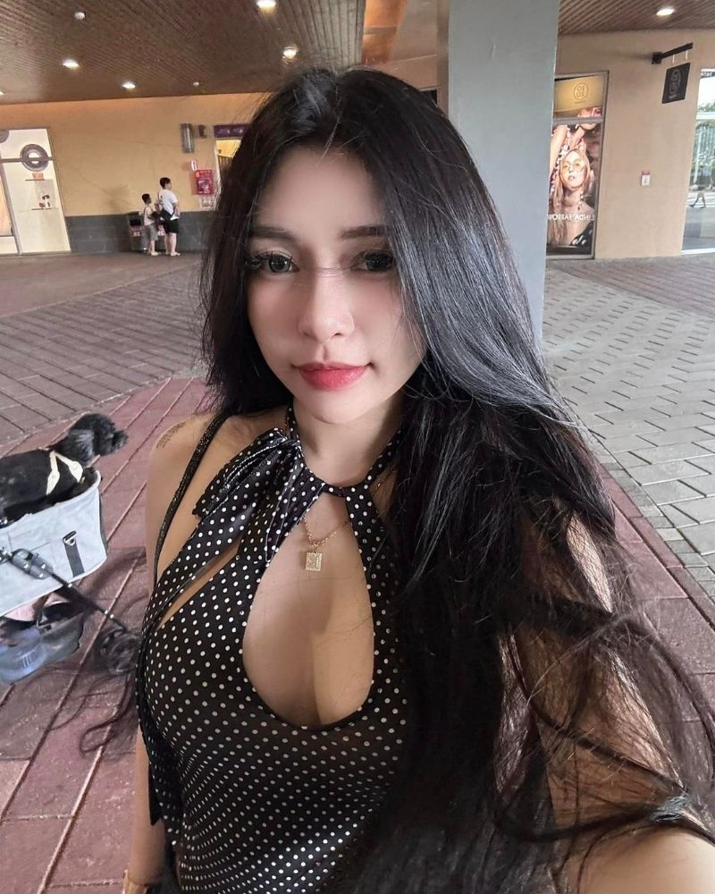 Ảnh gái xinh tự sướng khoe ngực to cười mĩm