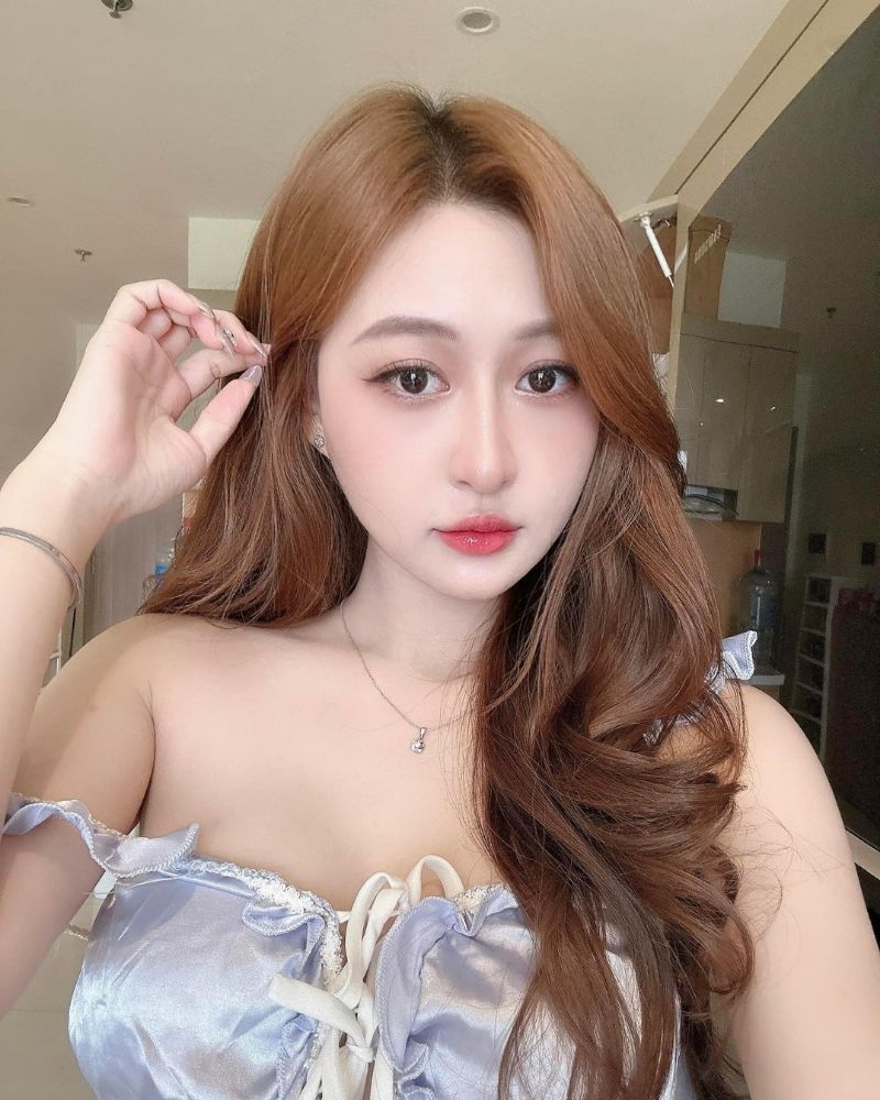 Ảnh gái xinh tự sướng tay phải chạm tóc