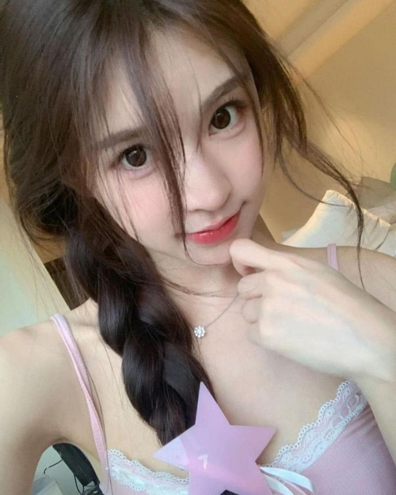 Ảnh gái xinh tự sướng tay trái chạm cằm