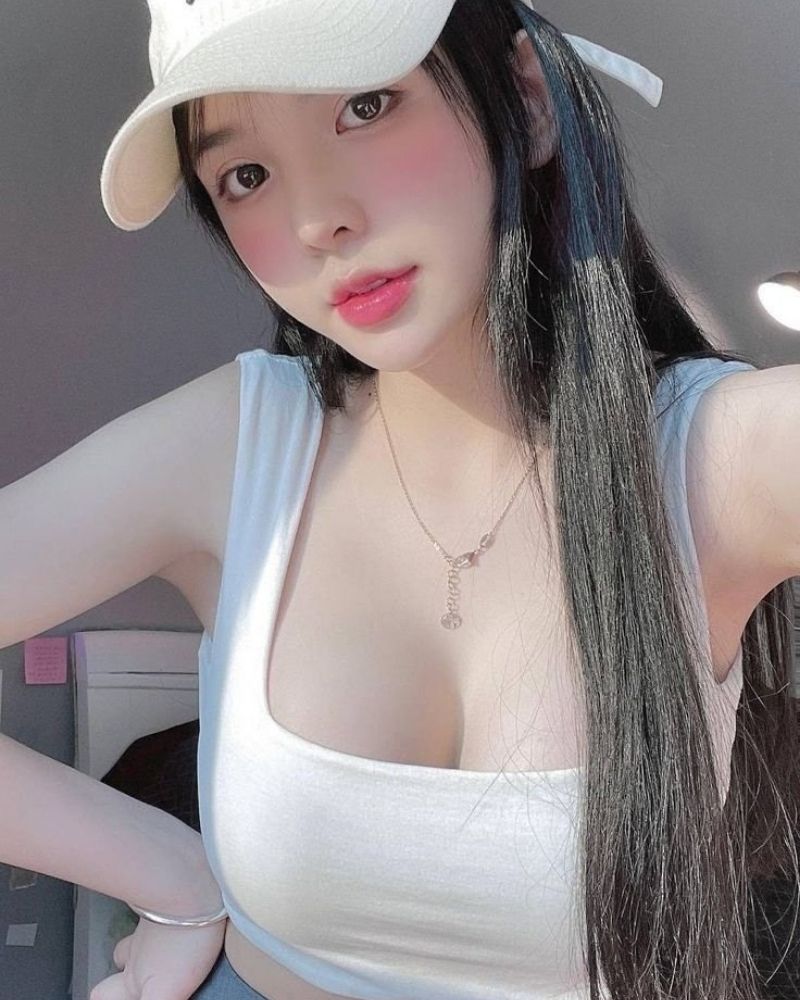 Ảnh gái xinh tự sướng đội mũ lưỡi trai