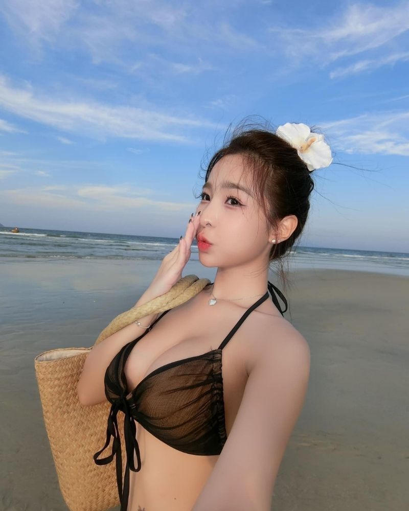 Ảnh gái xinh tự sướng mặc bikini ở bãi biển