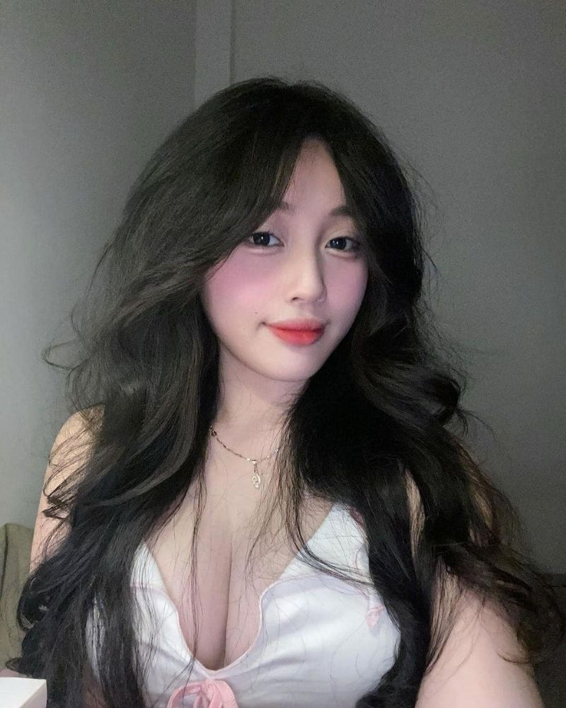 Ảnh gái xinh tự sướng cười mĩm