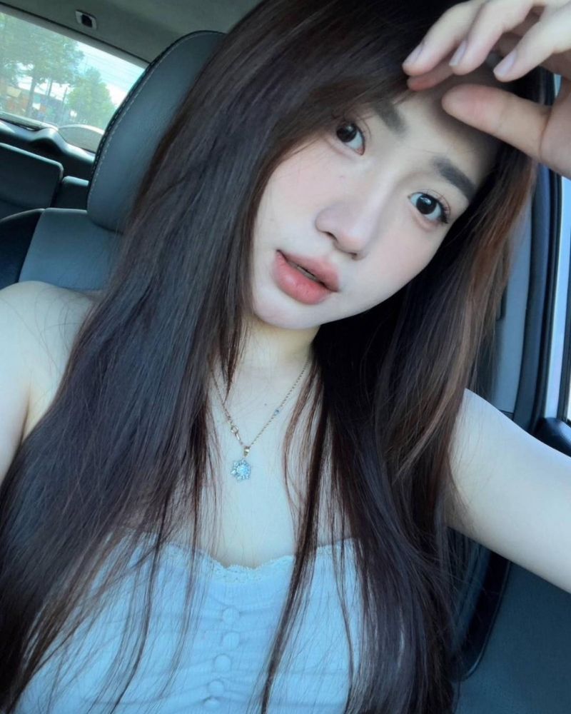 Ảnh gái xinh tự sướng trong ô tô tay trái chạm lên trán