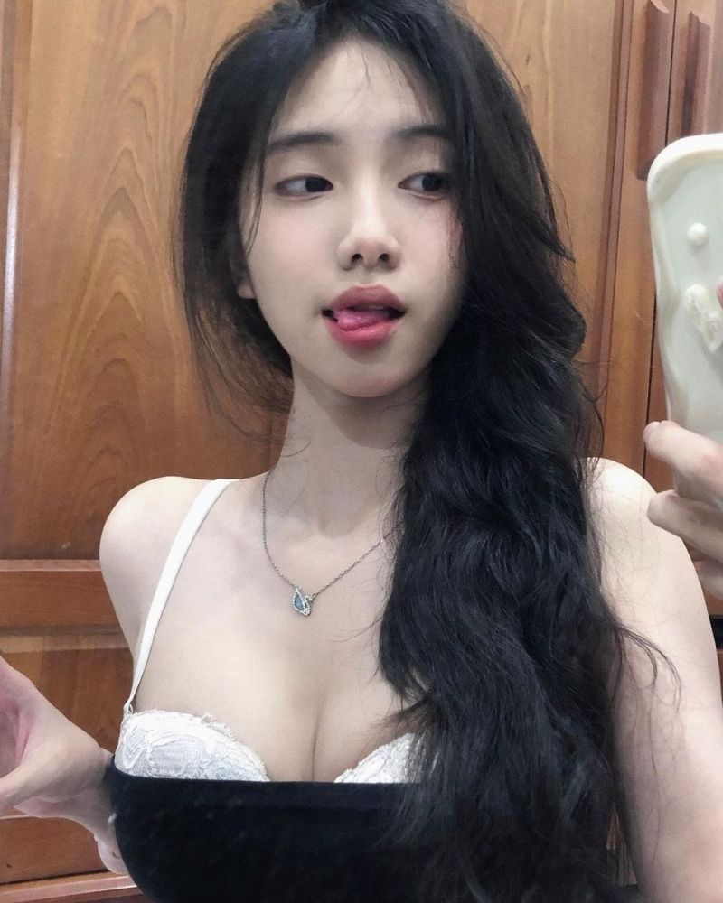 Ảnh gái xinh tự sướng cắn lưỡi sexy