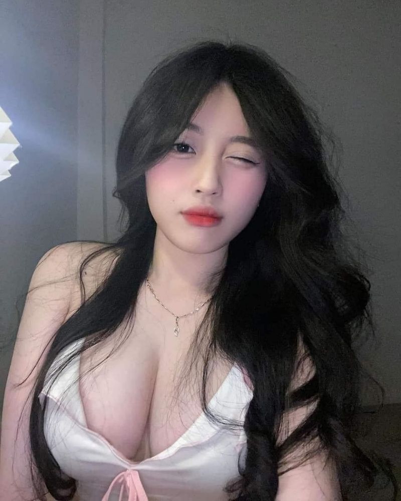 Ảnh gái xinh tự sướng khoe ngực nheo mắt trái