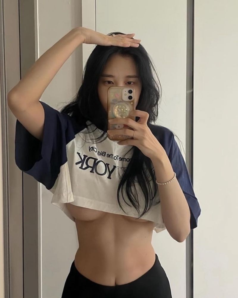 Ảnh gái xinh tự sướng bằng điện thoại hở nửa ngực