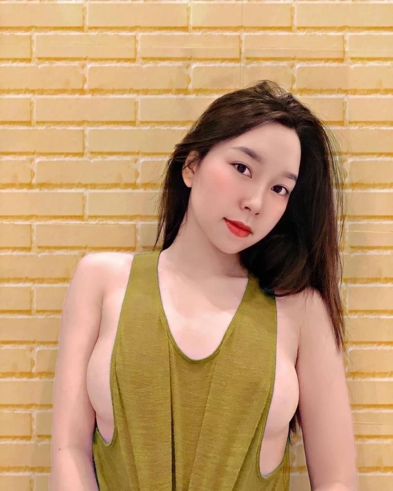 Ảnh gái xinh tự sướng khoe ngực to trước bức tường 