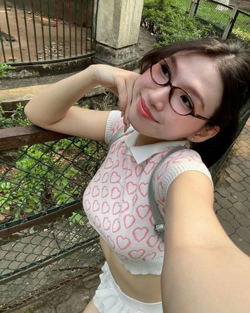 Ảnh gái xinh tự sướng bên hàng rào