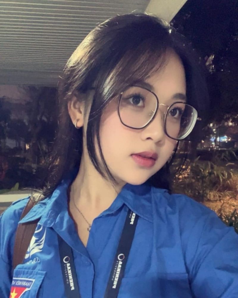 Ảnh gái xinh đeo kính tự sướng, mặc áo đoàn viên
