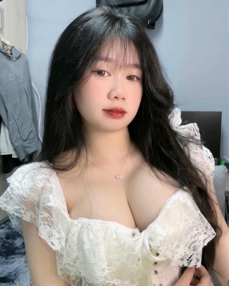 Ảnh gái xinh tự sướng khoe ngực to trong phòng ngủ