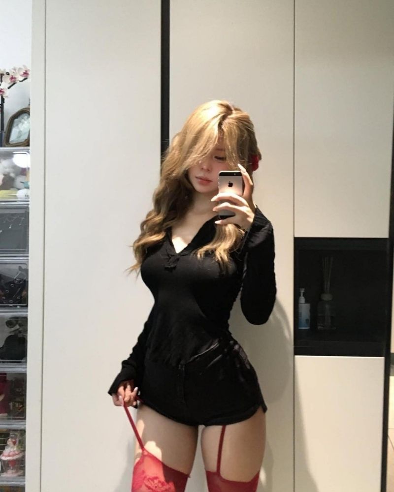 Ảnh gái xinh tự sướng trước gương, mặc váy đen