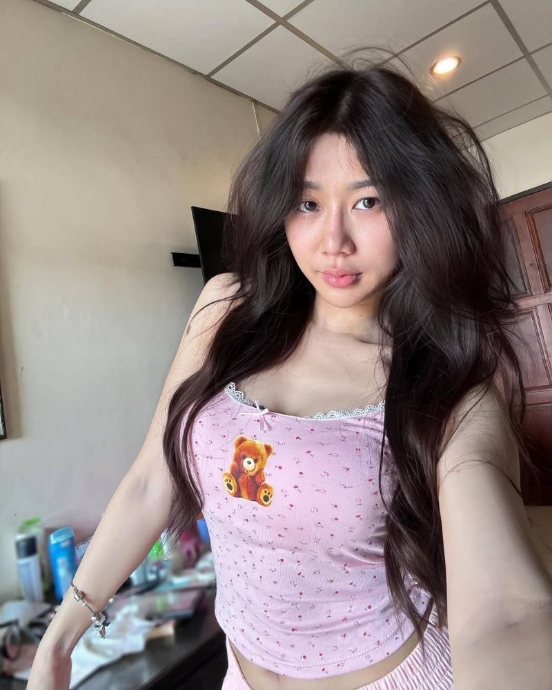 Ảnh gái xinh tự sướng mặc đồ ngủ trong nhà