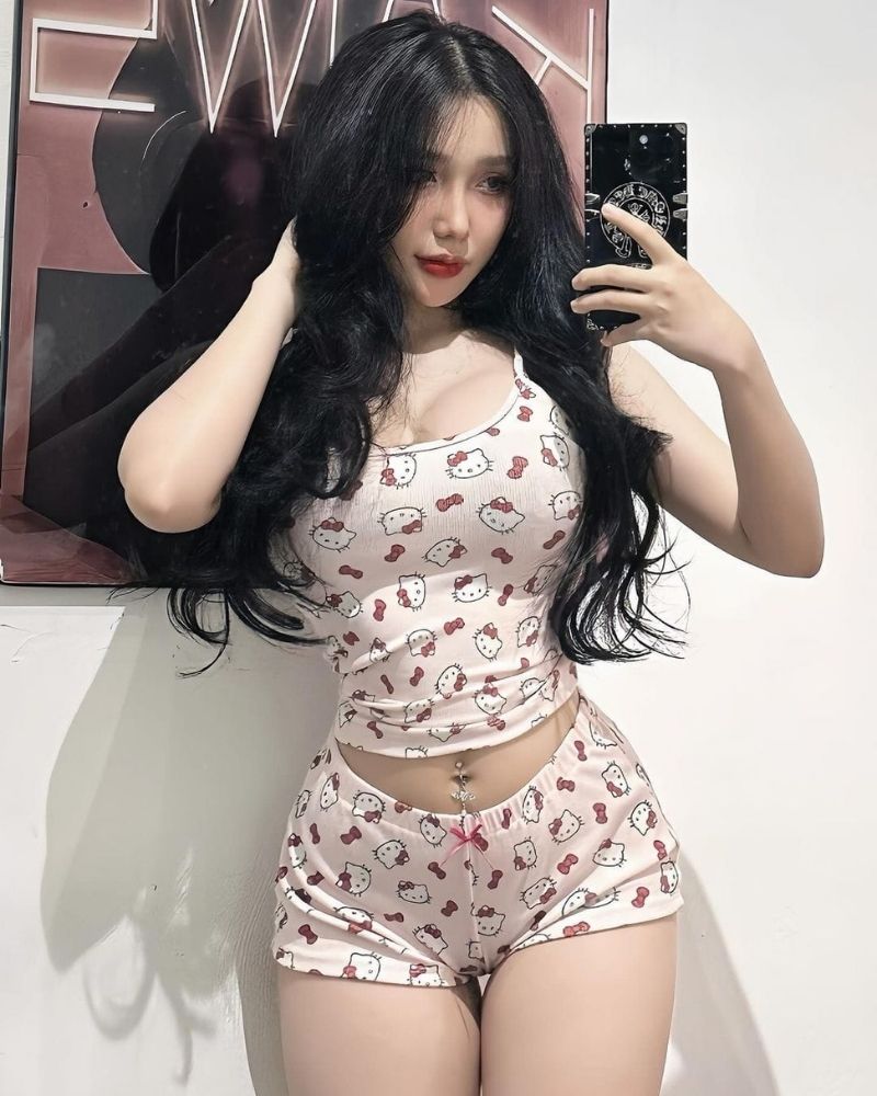 Ảnh gái xinh tự sướng mặc đồ ngủ tay trái cầm điện thoại