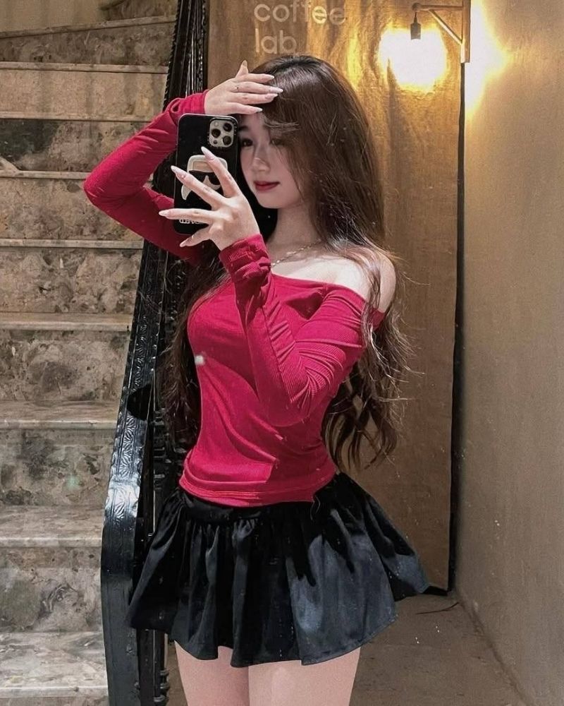 Ảnh gái xinh tự sướng tay cầm điện thoại dưới chân cầu thang