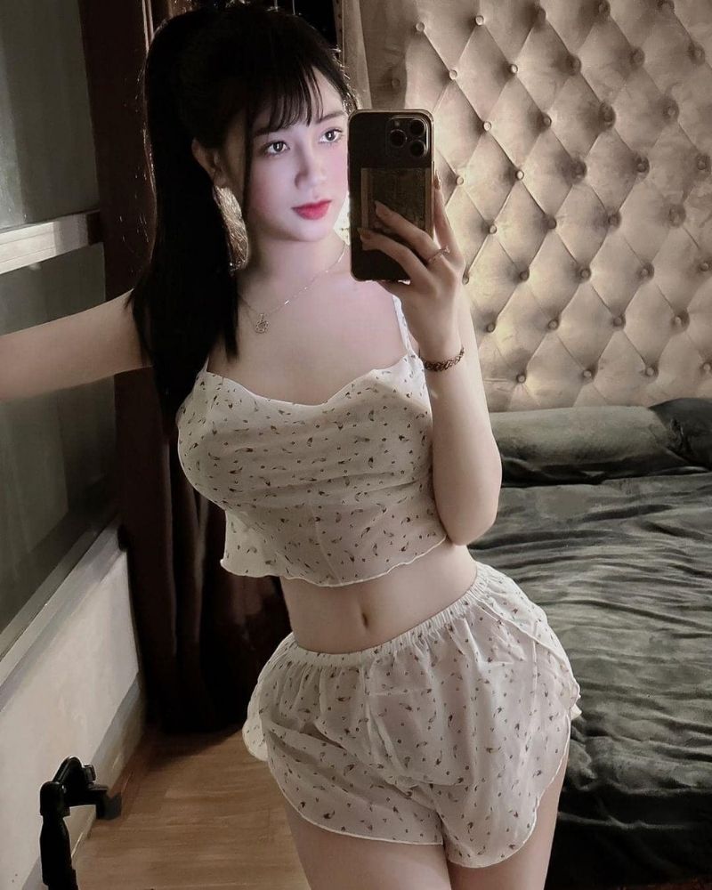 Ảnh gái xinh tự sướng bằng điện thoại, trong phòng ngủ