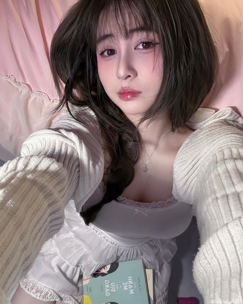 Ảnh gái xinh tự sướng nằm trên giường