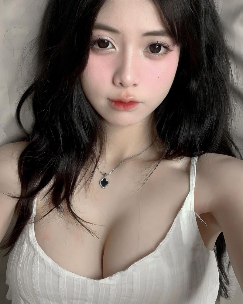 Ảnh gái xinh tự sướng nằm trên giường