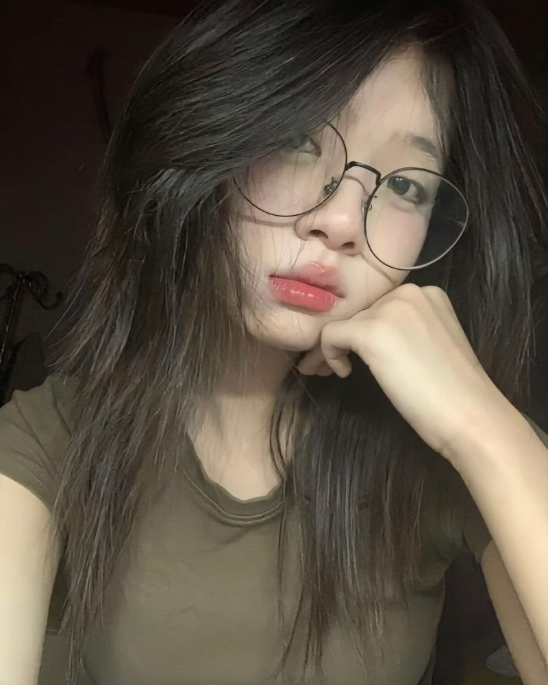 Ảnh gái xinh tự sướng tay trái chống cằm