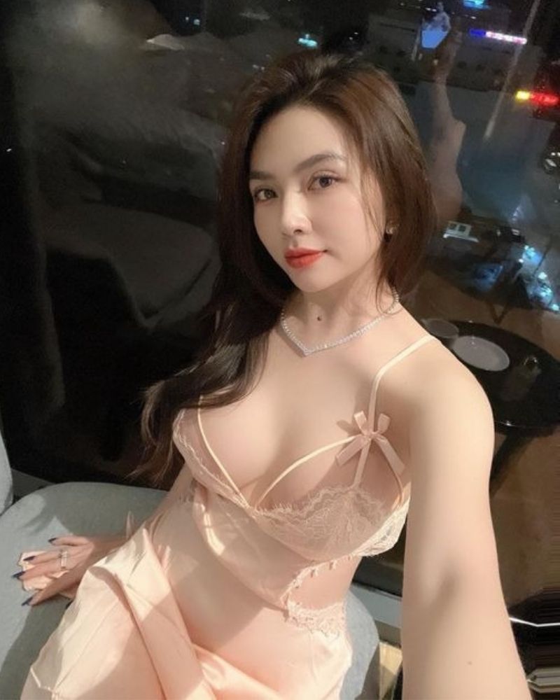 Ảnh gái xinh tự sướng khoe ngực to mặc đồ ngủ