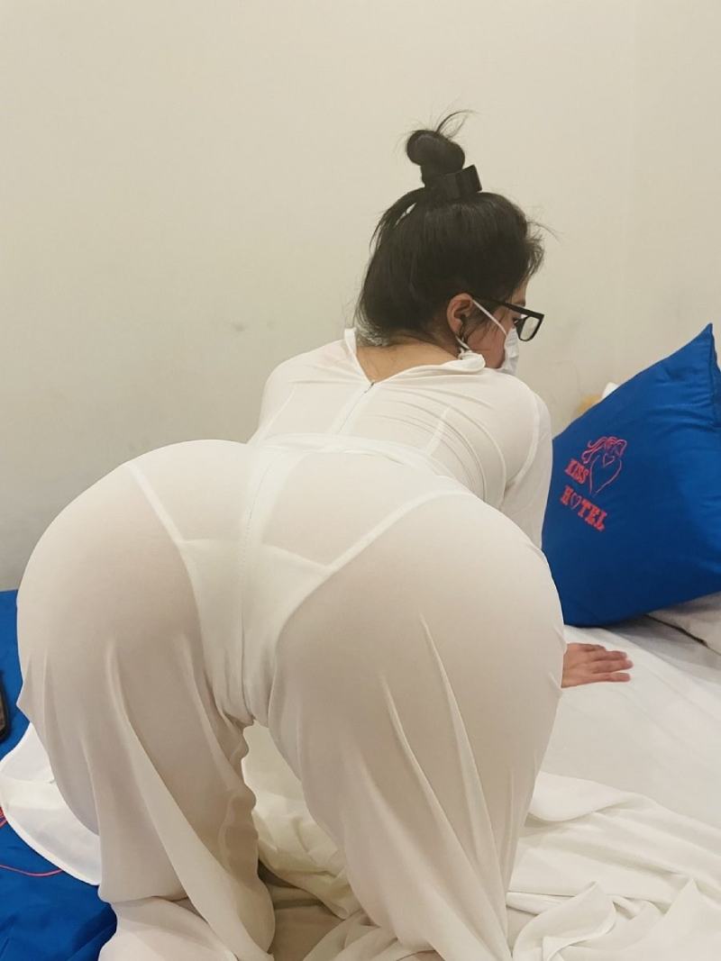 Gái xinh mặc áo dài show hàng quay lưng quỳ trên giường Gái xinh mặc áo dài show hàng quay lưng quỳ trên giường