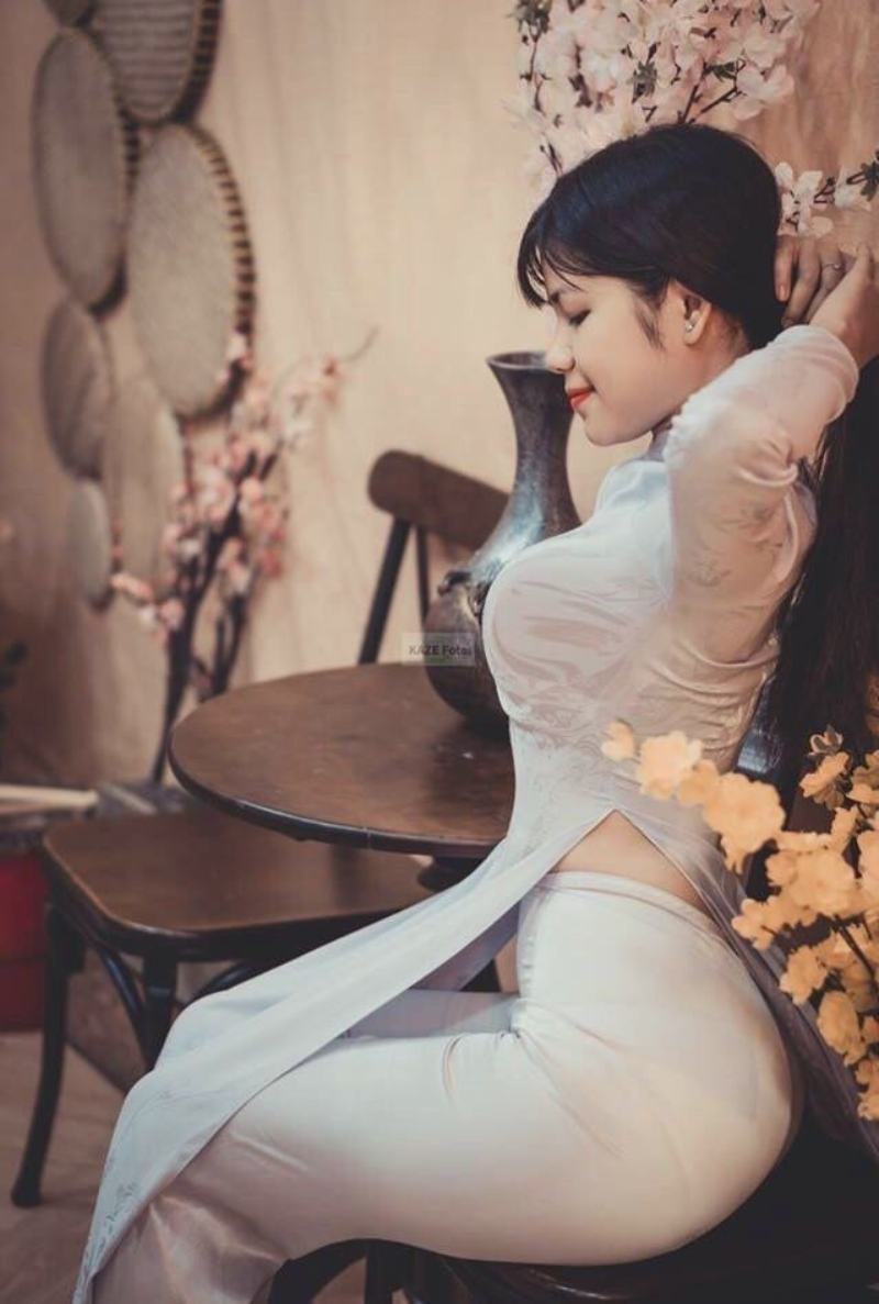 Gái xinh mặc áo dài show hàng ngồi nghiêng người trên ghế Gái xinh mặc áo dài show hàng ngồi nghiêng người trên ghế