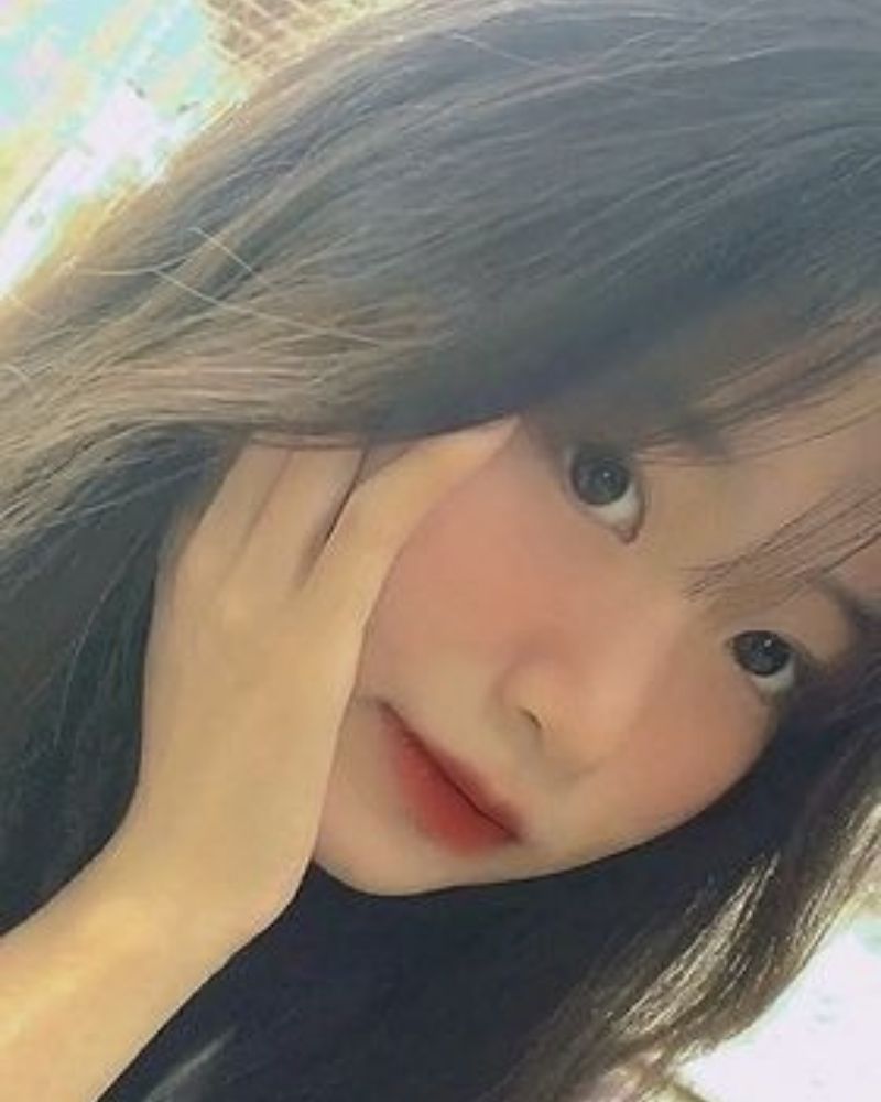 Ảnh gái xinh 2k9 tay phải chạm má Ảnh gái xinh 2k9 tay phải chạm má