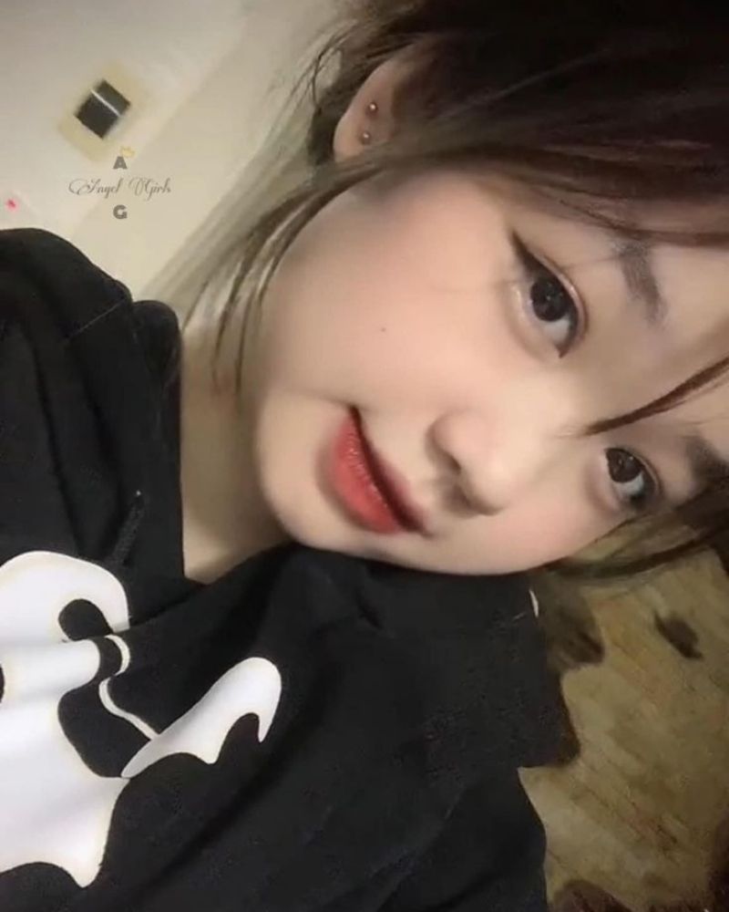 Gái xinh 2k9 cười mĩm Gái xinh 2k9 cười mĩm
