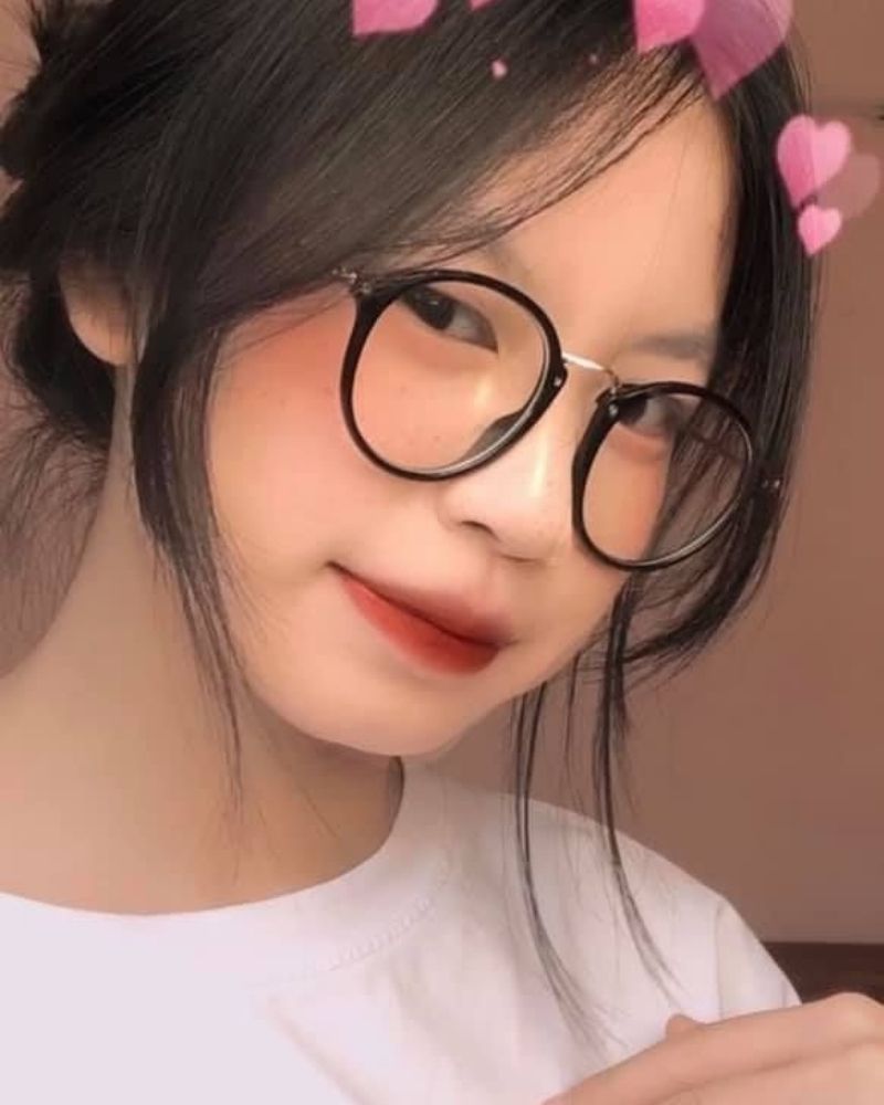 Gái xinh 2k9 đeo kính cười mĩm Gái xinh 2k9 đeo kính cười mĩm