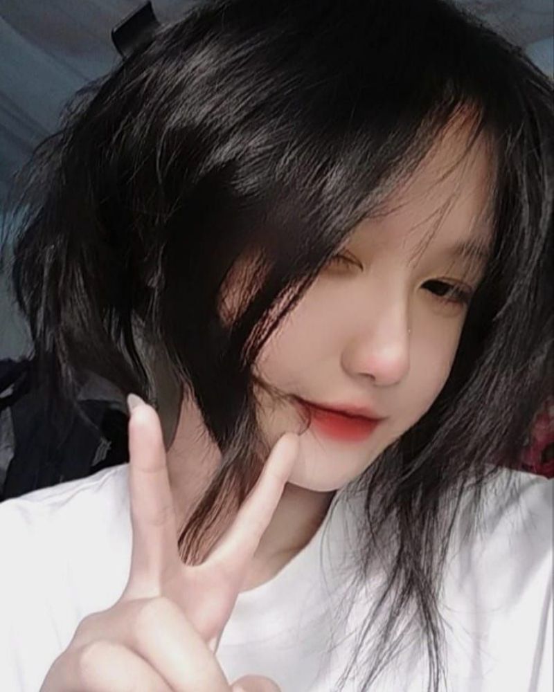 Ảnh gái xinh 2k9 nheo mắt phải tay chào chữ V Ảnh gái xinh 2k9 nheo mắt phải tay chào chữ V