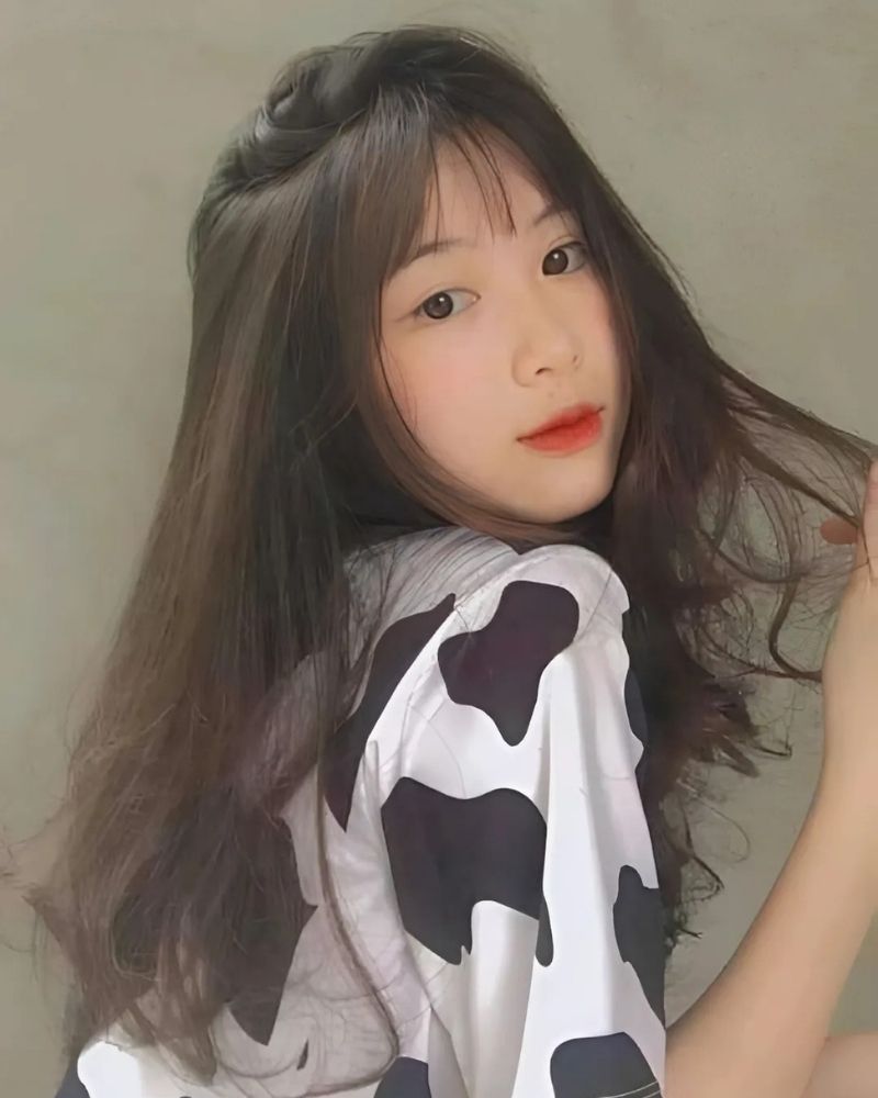 Ảnh gái xinh 2k9 trước bức tường trơn Ảnh gái xinh 2k9 trước bức tường trơn