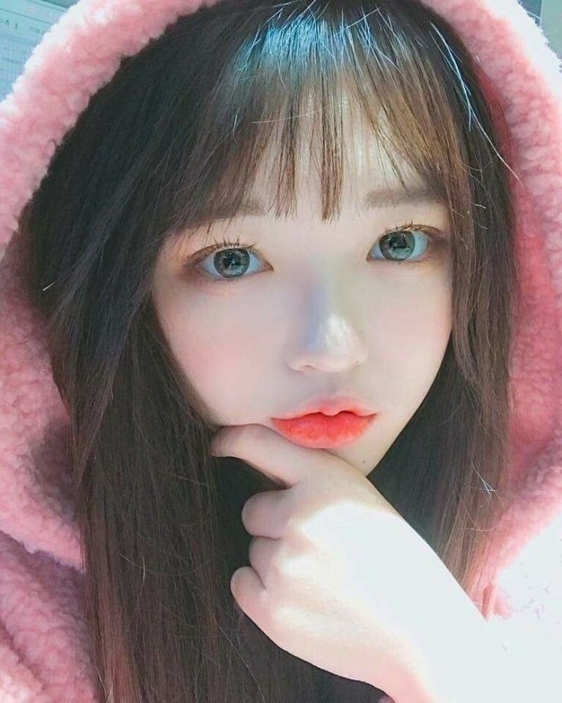 Ảnh gái xinh 2k9 tay chạm cằm Ảnh gái xinh 2k9 tay chạm cằm