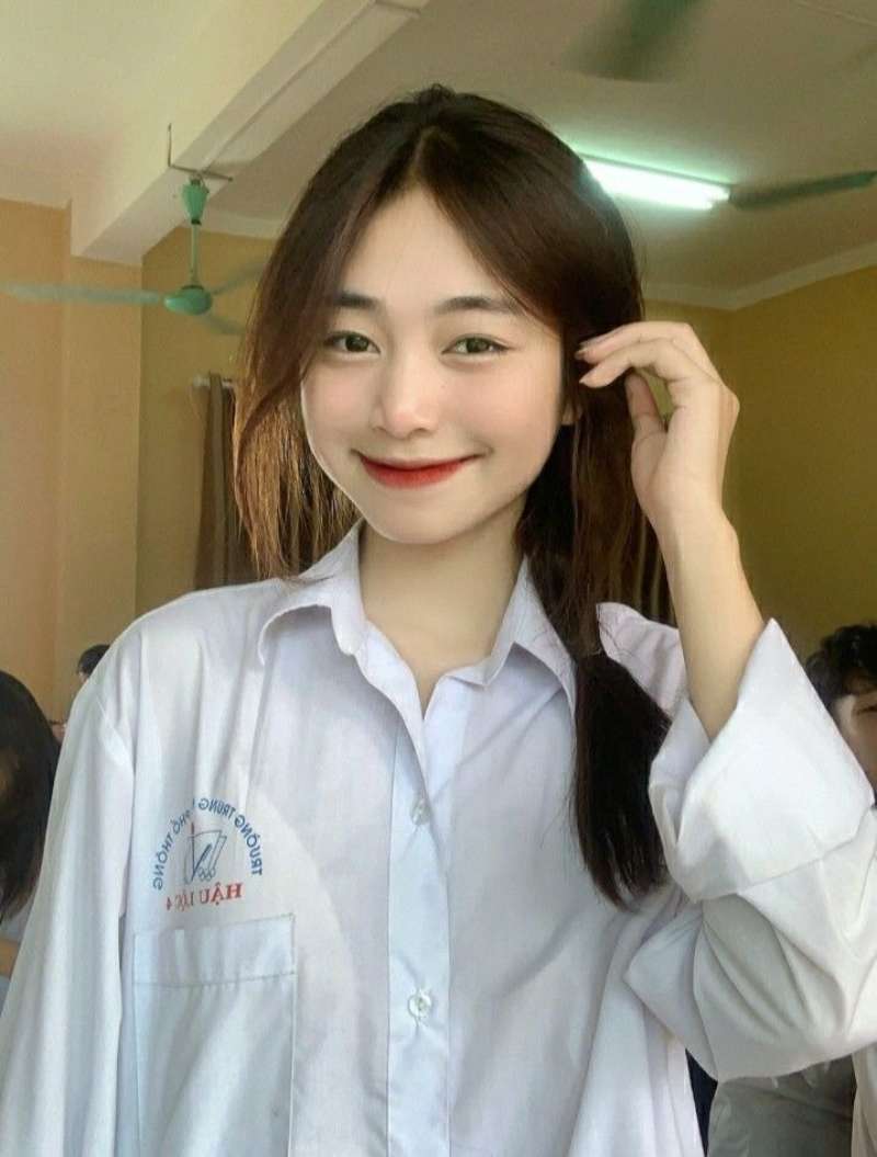 Gái học sinh mặc áo sơ mi trắng cười duyên Gái học sinh mặc áo sơ mi trắng cười duyên