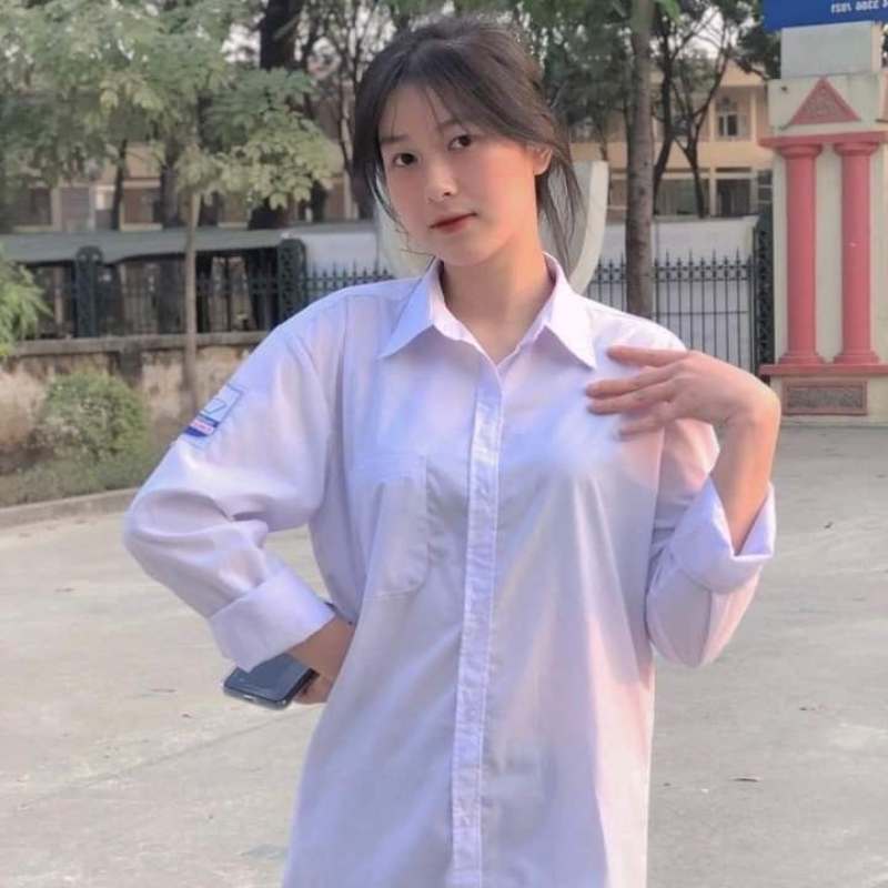 Gái học sinh mặc áo sơ mi trắng Gái học sinh mặc áo sơ mi trắng