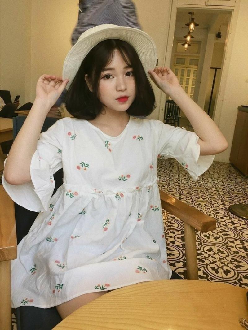 Ảnh gái xinh 2k6 mặc váy hoa ngồi trong quán cà phê Ảnh gái xinh 2k6 mặc váy hoa ngồi trong quán cà phê
