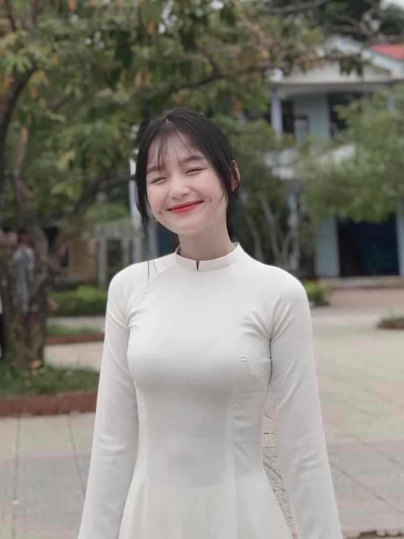 Ảnh gái xinh 2k7 mặc áo dài trắng cười híp mắt Ảnh gái xinh 2k7 mặc áo dài trắng cười híp mắt
