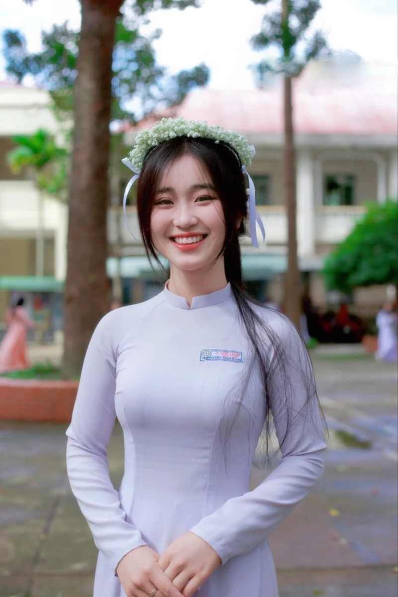 Ảnh gái xinh 2k7 mặc áo dài trắng cười tươi trên sân trường Ảnh gái xinh 2k7 mặc áo dài trắng cười tươi trên sân trường