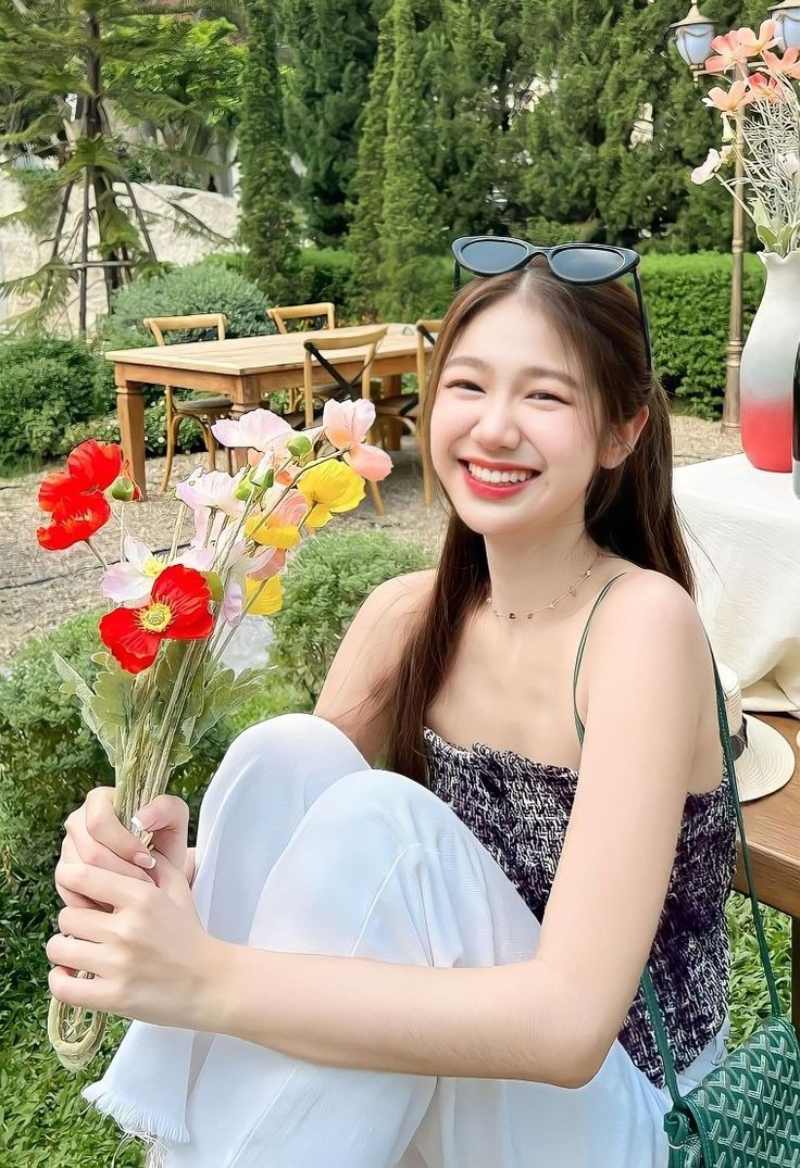Ảnh gái xinh 2k cầm hoa ngồi cười tươi Ảnh gái xinh 2k cầm hoa ngồi cười tươi