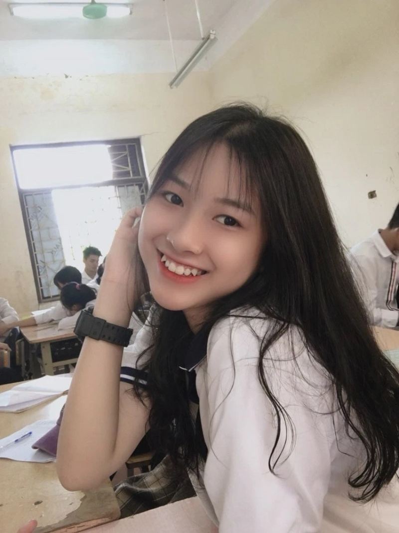 Gái xinh cười tươi trong lớp học Gái xinh cười tươi trong lớp học