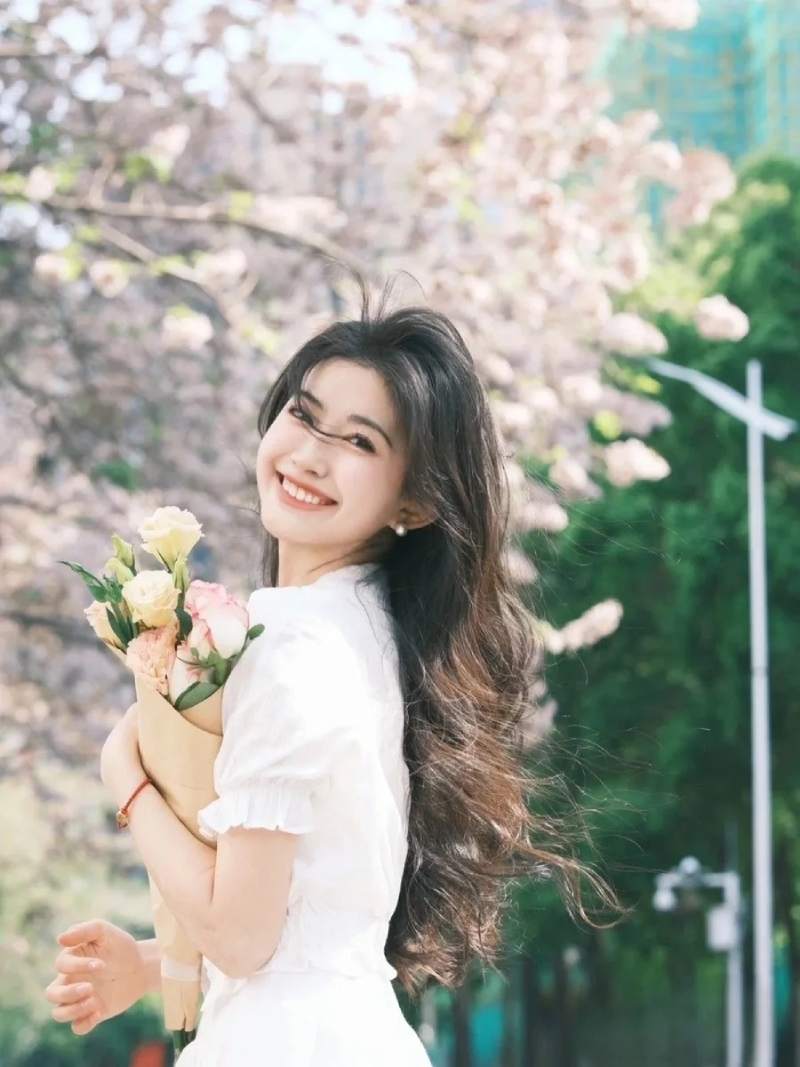 Ảnh gái xinh cười tay ôm bó hoa Ảnh gái xinh cười tay ôm bó hoa
