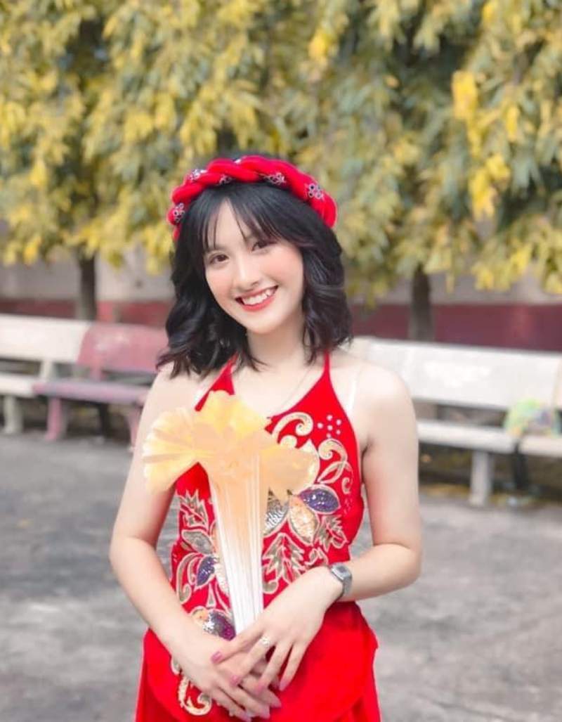Ảnh gái xinh cười tươi mặc yếm đỏ Ảnh gái xinh cười tươi mặc yếm đỏ