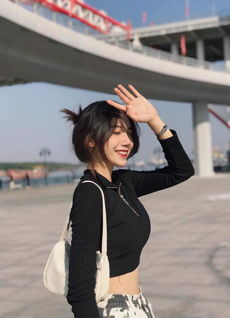 Ảnh gái xinh cười tay che nắng Ảnh gái xinh cười tay che nắng