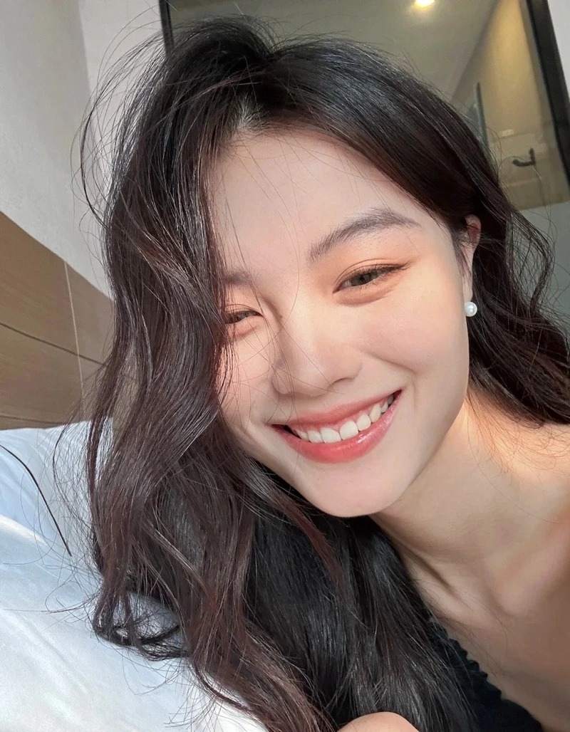 Ảnh gái xinh cười tươi nằm trên giường Ảnh gái xinh cười tươi nằm trên giường