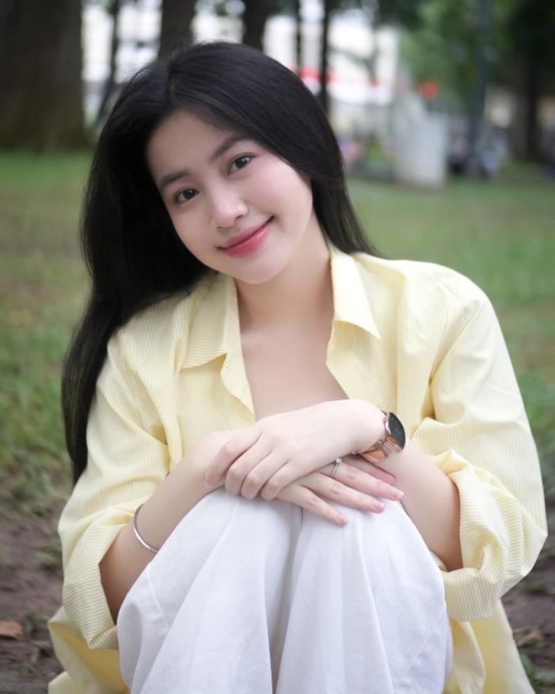 Ảnh gái xinh cười cuốn hút ngồi trên bãi cỏ Ảnh gái xinh cười cuốn hút ngồi trên bãi cỏ