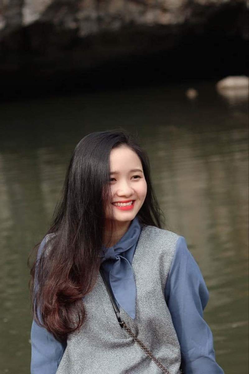Ảnh gái xinh cười tươi ở hồ nước Ảnh gái xinh cười tươi ở hồ nước