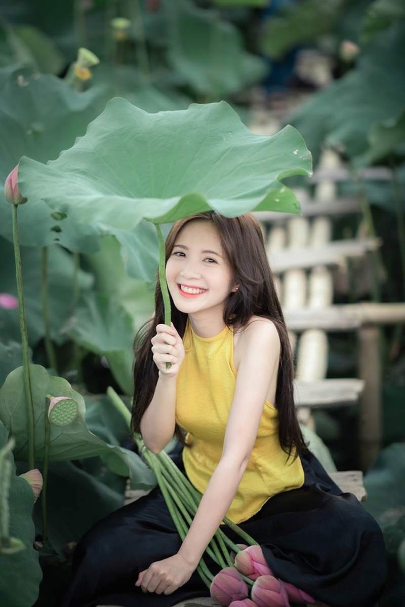 Ảnh gái xinh cười tươi cầm lá sen Ảnh gái xinh cười tươi cầm lá sen