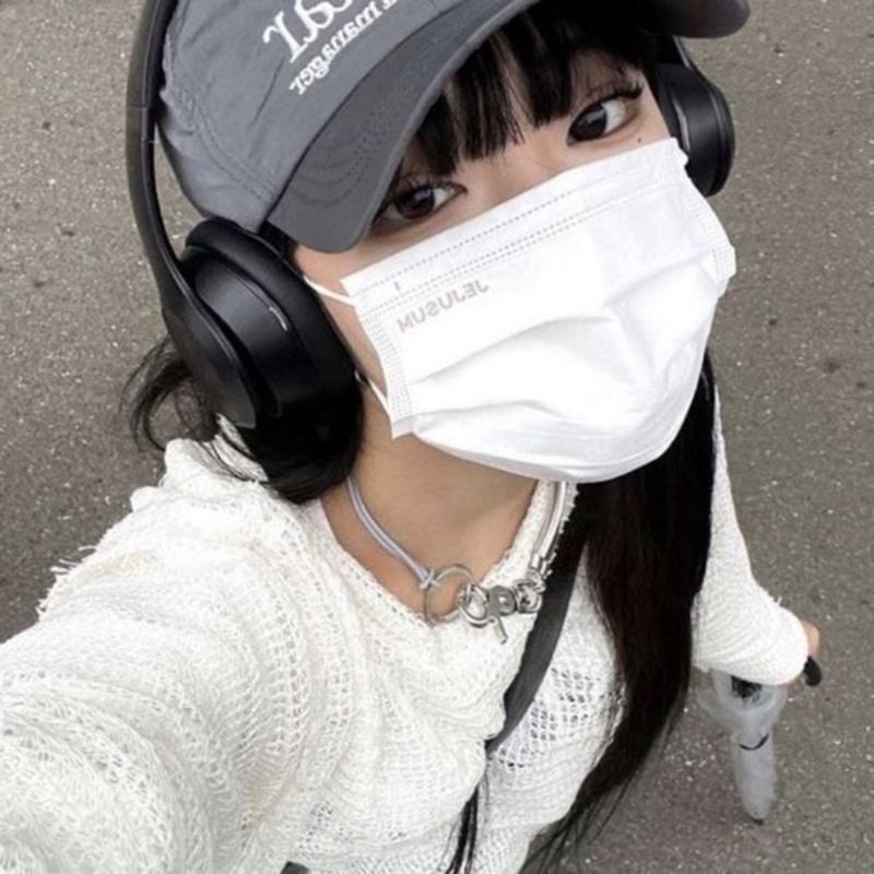Ảnh gái xinh ngầu đeo khẩu trang đội tai nghe chống ồn Ảnh gái xinh ngầu đeo khẩu trang đội tai nghe chống ồn