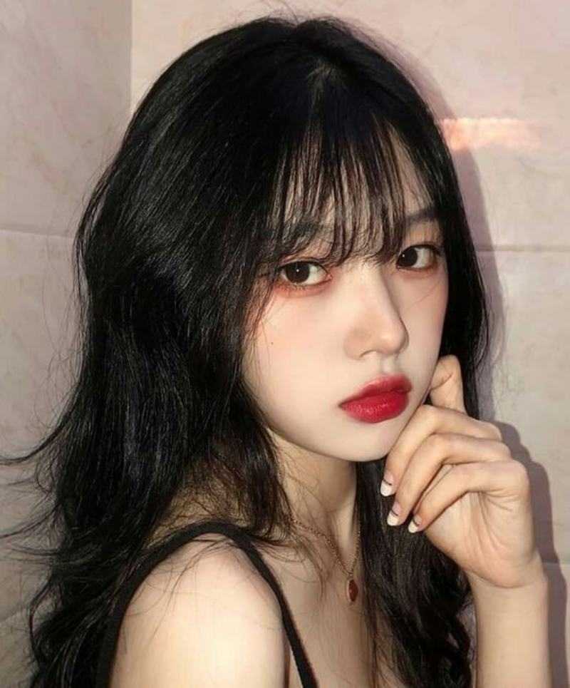 Ảnh gái xinh ngầu tay trái chống cằm Ảnh gái xinh ngầu tay trái chống cằm